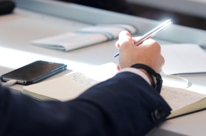 时间的裂痕，追问疫情起点背后的科学与反思